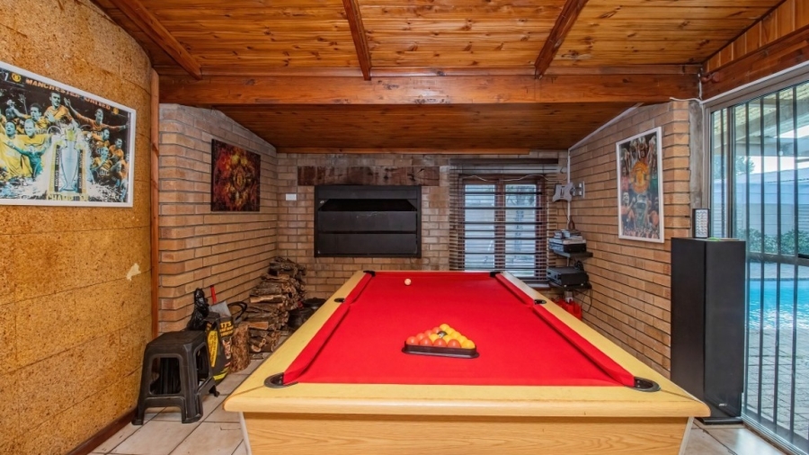 4 Bedroom Property for Sale in Oakglen Western Cape
